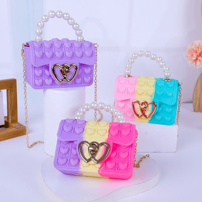 シリコンラブバブルゼリーバッグ、ポッパー圧力軽減財布、フェイ - Women Bags Guess のレビューと価格